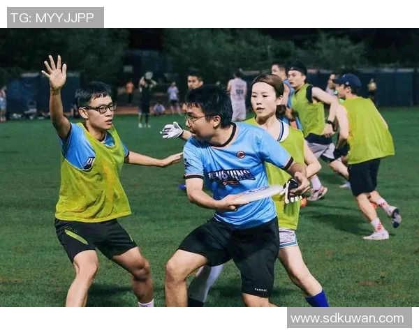 深圳飞盘队与重庆飞盘队赛后复盘分析两队状态与表现对比